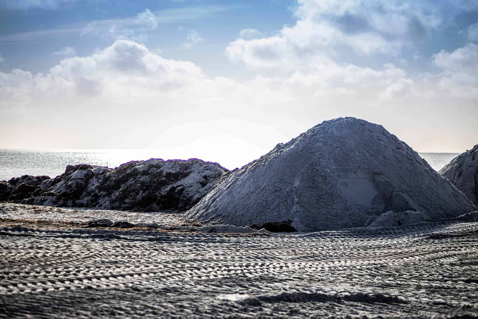 bunker af sand i forbindelse med strandrensning