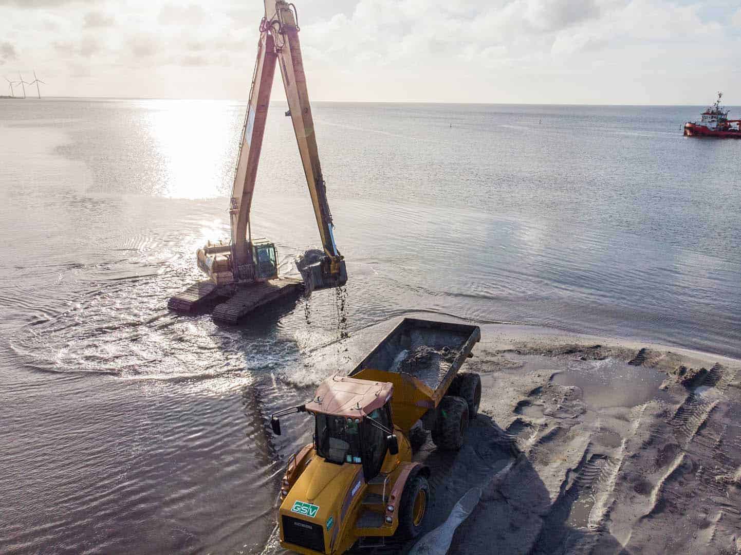 kran og lastbil til rens af strand